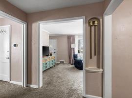 Private 2-bedroom house with yard in Kansas City ready for FIFA World Cup!: Kansas City şehrinde bir otel