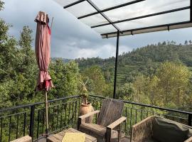 The Deck Villa Mukteshwar - 2 Bedroom Bonfire BBQ & Projector, hotel a Mukteshwar