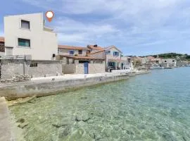 Apartment Mirni by the sea