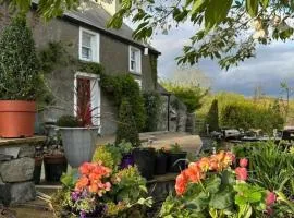 Cottage - Sleeps 3 - Parking - Garden - Lake Side