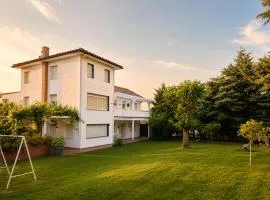 Amplia casa con jardín, terraza y parking privado