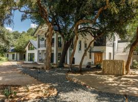 Tapologo River Lodge, hotell i Baines Drift