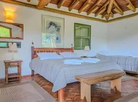 Lindo chalé com lareira, sauna e piscina.