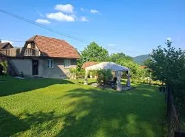 Chatka przy kapliczce