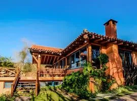 Chalé de montanha com lareira, sauna e piscina.