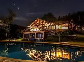 Chalé romântico c/ hidro, lareira, sauna e piscina