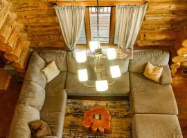 Stunning Log Cabin Getaway at The Hannu Haus