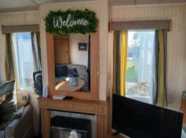 Cabin Sleeps 5 with Parking and Balcony
