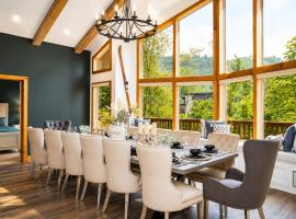 Luxury 10 Bedroom Chalet with Swim Spa Sauna and Cinema, Hotel in Blue Mountains