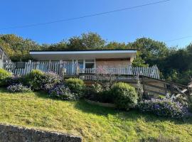 New renovated Family Holiday Chalet in Caswell, hotel din The Mumbles
