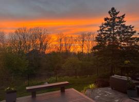Cozy Luxury on the Thames in Ontario!: London şehrinde bir otel