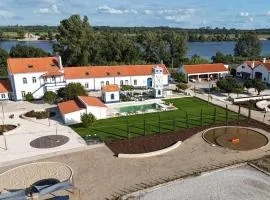 Marchanta Riverside Hotel