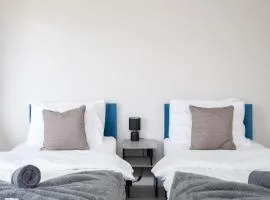 2 Bed Flat Free Parking Next To The Station