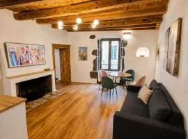 Elegant flat in old town, 2 mins walk to lake
