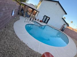 4 bedroom Luxuriously Furnished Modern Mansion With Pool, Spa, and Patio、ラスベガスのホテル