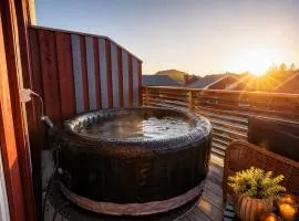 KB - Nordic Luxury Rorbu with Jacuzzi
