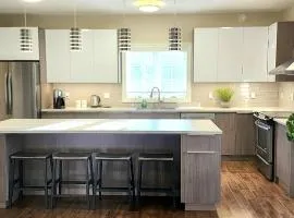 The Doon Retreat - Large Private Suite Near 401