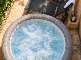 Le jardinet d'Emma - Jacuzzi privé, Jardin au calme entre Arles, Camargue et Alpilles avec parking gratuit