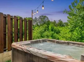 Close to Dollywood & The Island in PF l Hot Tub