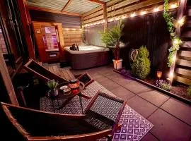 Charming Tiny House with Private Jacuzzi, Sauna and Garden & Free Parking between Amsterdam Haarlem and Schiphol Airport