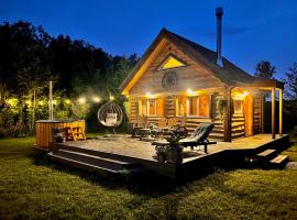 Hobu House - a Cozy, Private Cabin with a Hot Tub by the Forest near Haapsalu، فندق في هابسالو