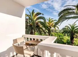 City Center Apt With a Stunning Beach View & WiFi