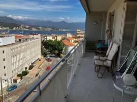 Très bel appartement avec terrasse de 87m2 avec une superbe vue panoramique sur la baie d Ajaccio