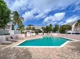 Beautiful Townhouse in gated community with pool and tennis court - close to beach, shops and downtown