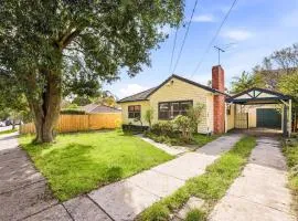 Spacious Ringwood Family Home Near Parks & Shops