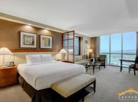 Deluxe Spa 24th floor Signature Studio with Mountain View