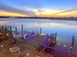 Waterfront Key Allegro Guesthouse w/dock, hotel i Rockport