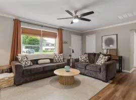 Cozy Ranch King Bed & Pet Friendly - Fenced Yard