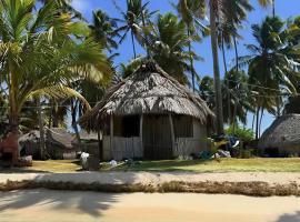 Cabañas tradicionales en isla Aroma San blas, מלון בWarsobtugua