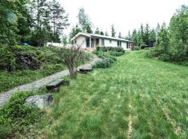 Modern cabin by Lake Lyseren with large private grounds, hotell i Spydeberg