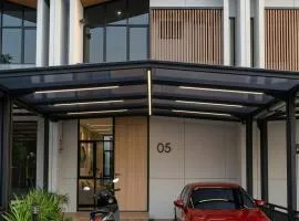 RR Travertine House Cikarang
