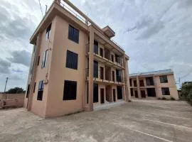 2BR in DAR near beach quiet, parking, wifi apt 5