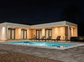 Luxury Villa Lea with Swimming Pool, Sauna & Jacuzzi