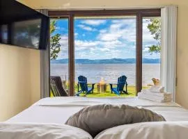 Chalet Studio #1 Waterfront with Spa Fireplace & Wifi