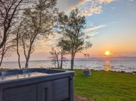 Chalet #2 Waterfront with Spa, Fireplace Wifi & AC