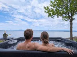 Chalet Loft #4 Waterfront with Spa, Fireplace and Wifi