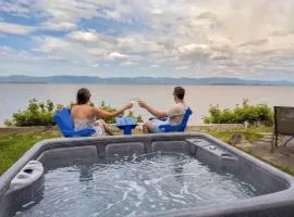 Chalet Studio #5 Waterfront with Spa, Fireplace & Wifi