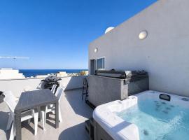 Prestigious & Modern SeaView Penthouse with Private Jacuzzi, Hotel in Marsaskala