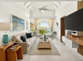 Oceanfront Penthouse, Playa Dorada Escape