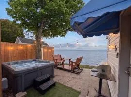 Chalet Studio #6 Waterfront with Spa, Fireplace & Wifi
