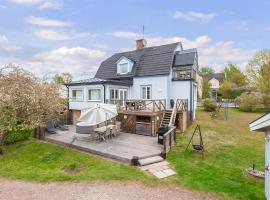 Stunning Home In Hultsfred With Sauna, hotelli kohteessa Hultsfred