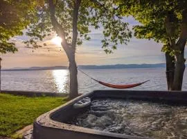 Chalet #7 Waterfront with Spa, Fireplace Wifi & AC