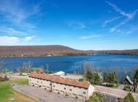 Charming Condo Lake Views Walk to Restaurants، فندق في ماكهنري