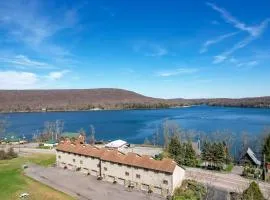 Charming Condo Lake Views Walk to Restaurants