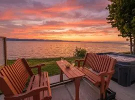 Chalet #8 Waterfront with Spa, Fireplace, Wifi and AC