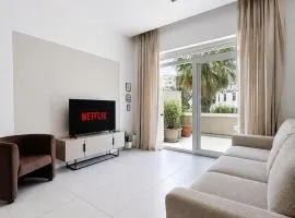 Spinola Bay 2 BR Apartment w Jacuzzi & Sea View